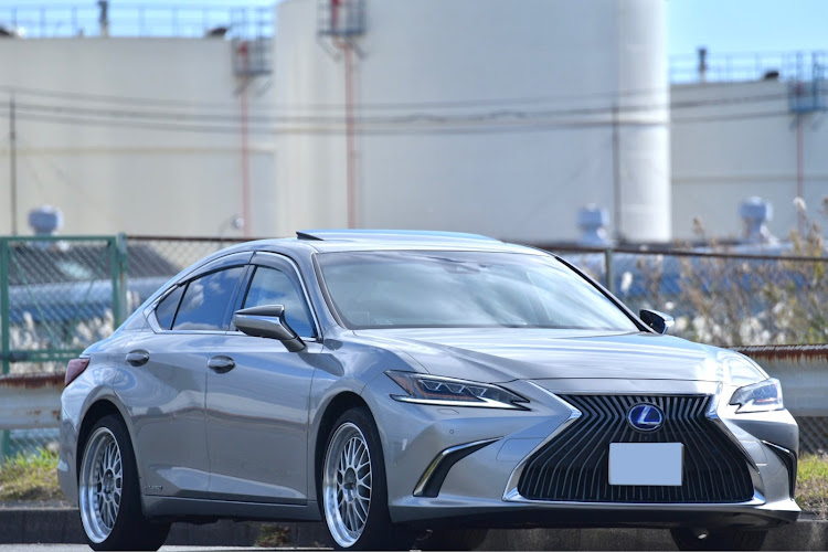 ESのレクサスES・ES300h・バージョンL・ソニックチタニウム・WORK ZISTANCE W10Mに関するカスタム事例の投稿画像1枚目