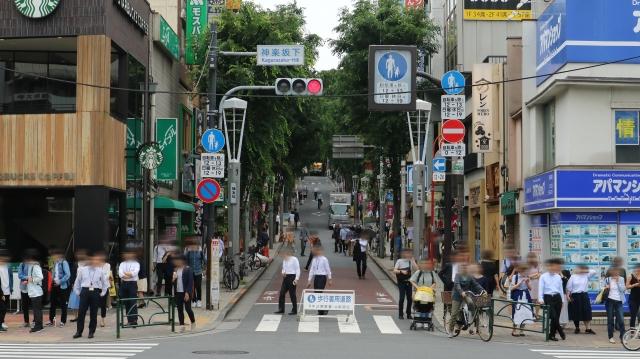 都内の歩行者が多く歩く道路にも壁面看板がぎっしり。