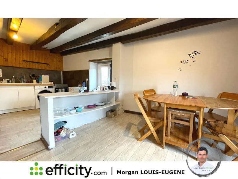 Vente maison 9 pièces 196 m² à Gençay (86160), 200 000 €