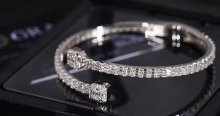Kare Moissanite'li S925 Gümüş Bileklik. Zarif ve ışıltılı. Günlük kullanım veya özel günler için mükemmel bir hediye seçeneği.