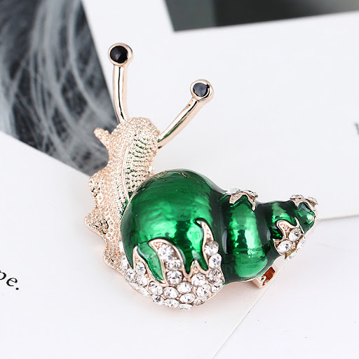 Title 4, Emaille slak broche – Een charmant en elegant a...