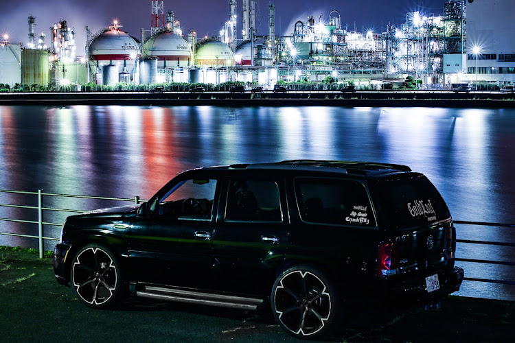 エスカレードの写活・夜景・gmc・キャデラック・アメ車に関するカスタム事例の投稿画像1枚目