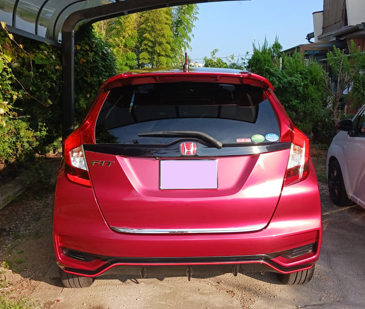 フィットのFIT3・車検から帰って来た・車検ステッカーがわりと目障り・暑い、、暑いぞおおお！！・明日は休みだ⤴に関するカスタム事例の投稿画像1枚目
