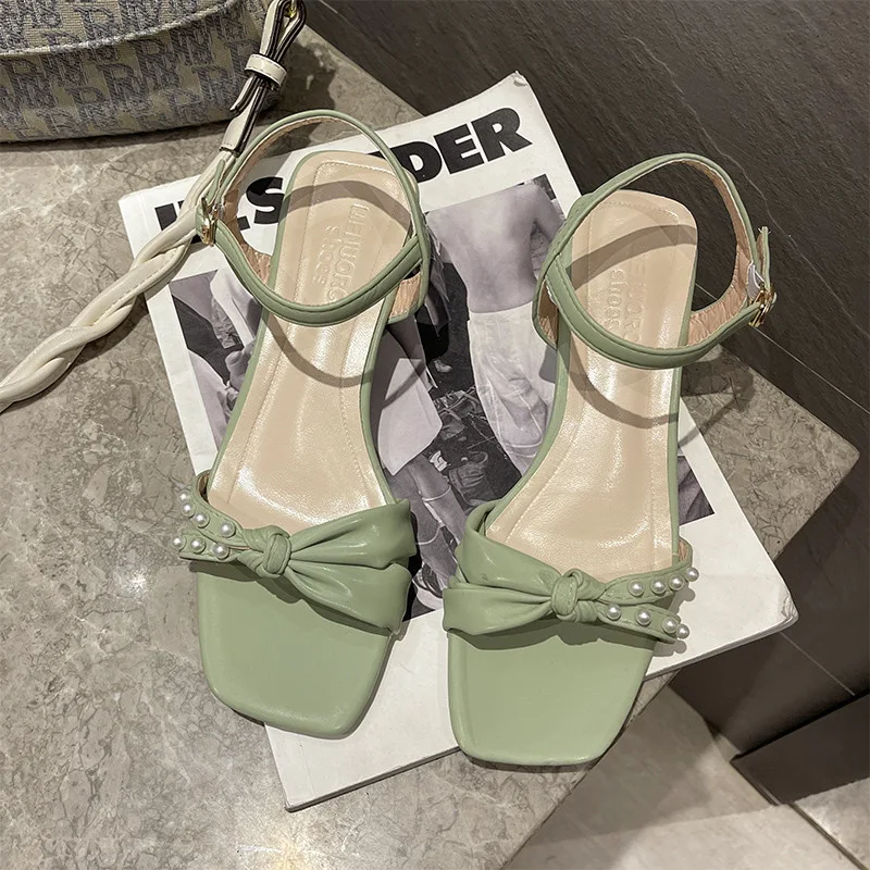 Nieuwe Veelzijdige Parel Fairy Style Sandalen met Rok en Dikke Hak. Comfortabele elegantie voor elke look.
