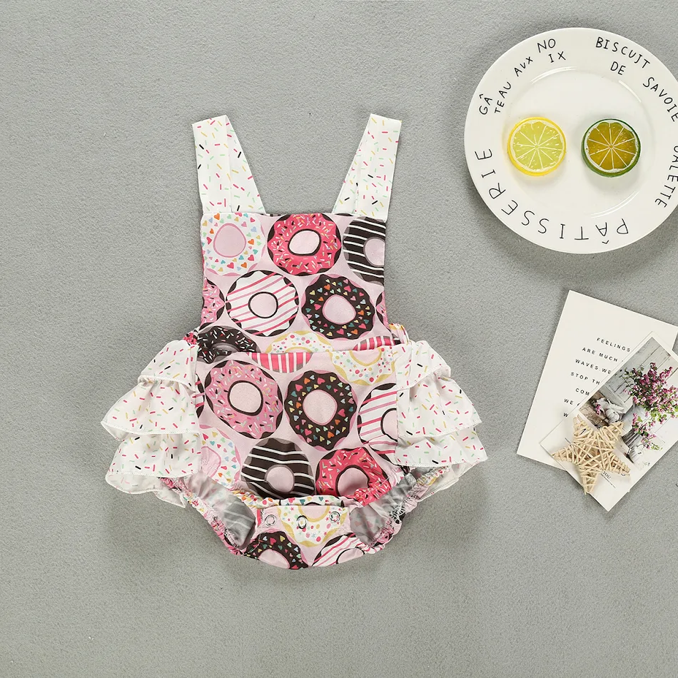 Barboteuse décontractée sans manches pour fille avec imprimé donuts. Combinaison d'été confortable et tendance pour enfants.