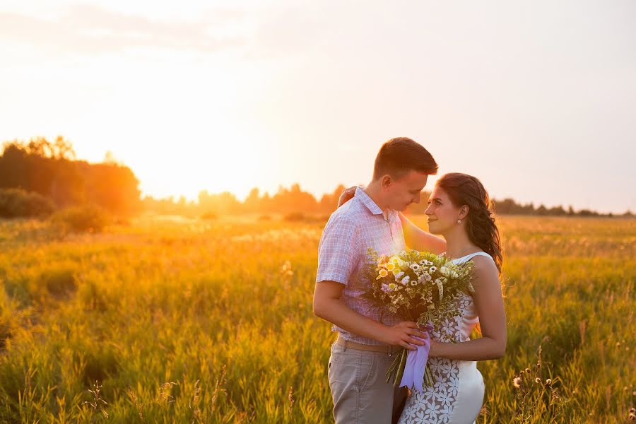 Wedding photographer Marina Yakovleva (smillow). Photo of 17 April 2018