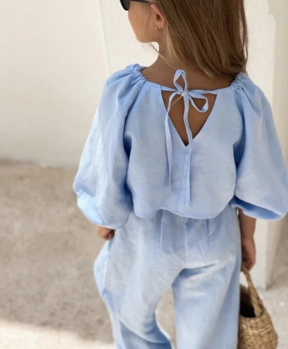 Ensemble deux pièces fille, top coton et lin à lacets manches courtes et pantalon décontracté, idéal pour un look estival confortable et élégant.