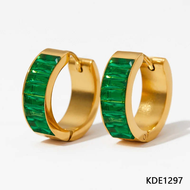 Brincos quadrados pequenos de diamante luxo leve. Elegância discreta, brilho sutil e conforto para o dia a dia. Perfeitos para um toque sofisticado.