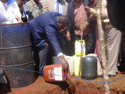 Interior CS Fred Matiang'i pours illicit brews recovered during an operation in Kiambu, March 21, 2018. /JOHN KAMAU