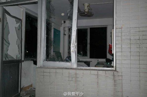广东珠海数百村民围攻污染工厂与警对峙千人围观