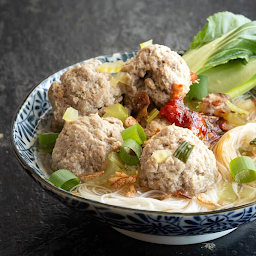 Chicken Noodle  and Meatball 鸡麺加牛丸汤