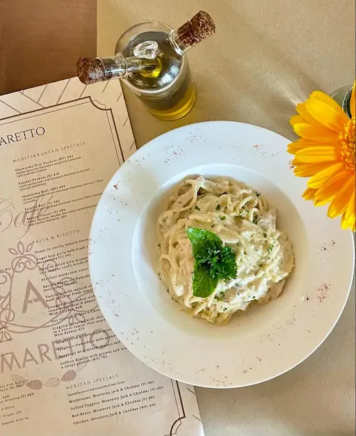 Spaghetti With Mixed Cheese And Chicken