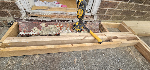 A timber step was installed to bridge the change in elevation, ensuring safe and comfortable access. The step follows the same finish and alignment as the main decking structure.