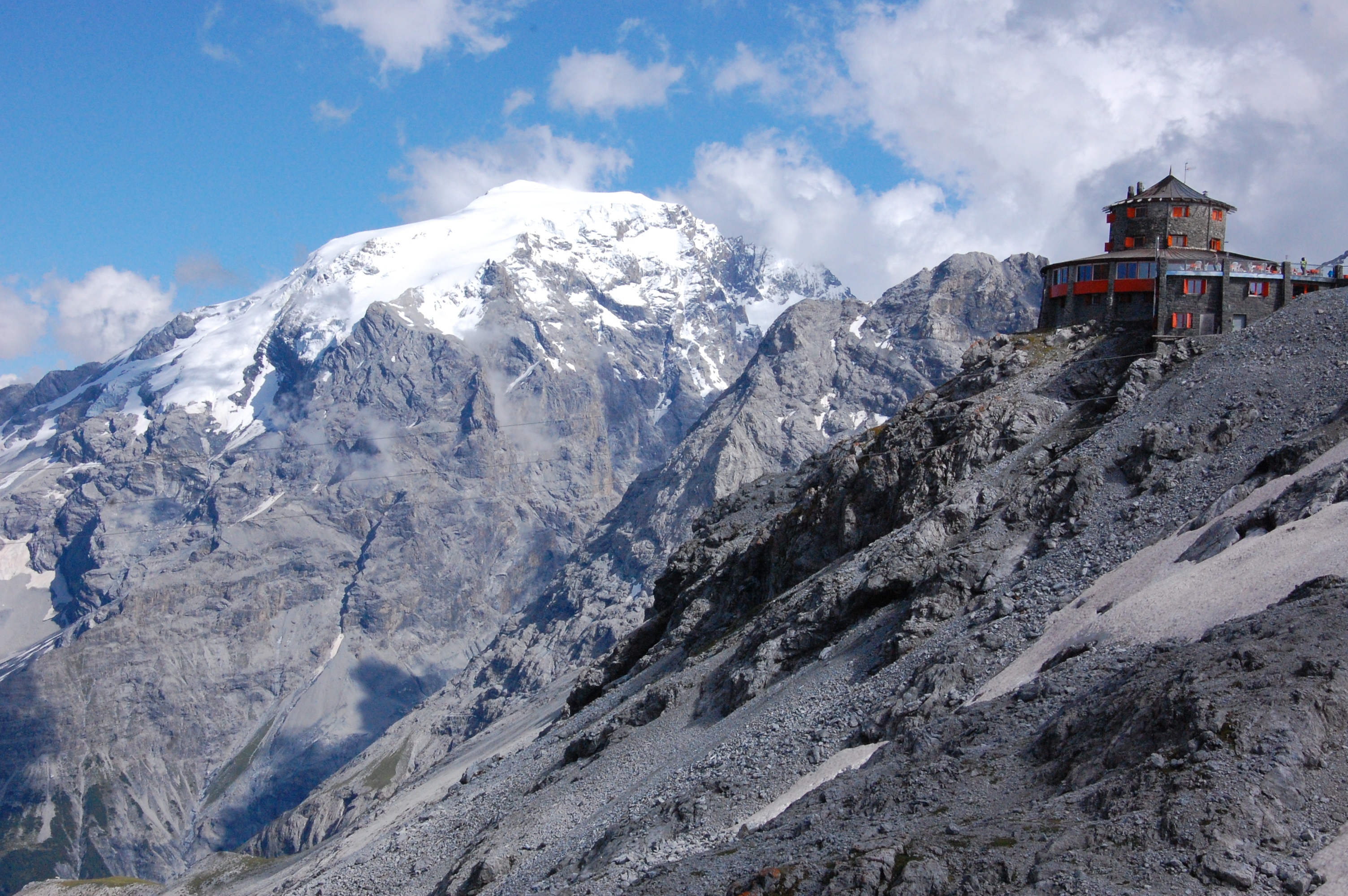 ...potrebbe essere il Nepal, ma invece è il passo dello Stelvio... di zine21