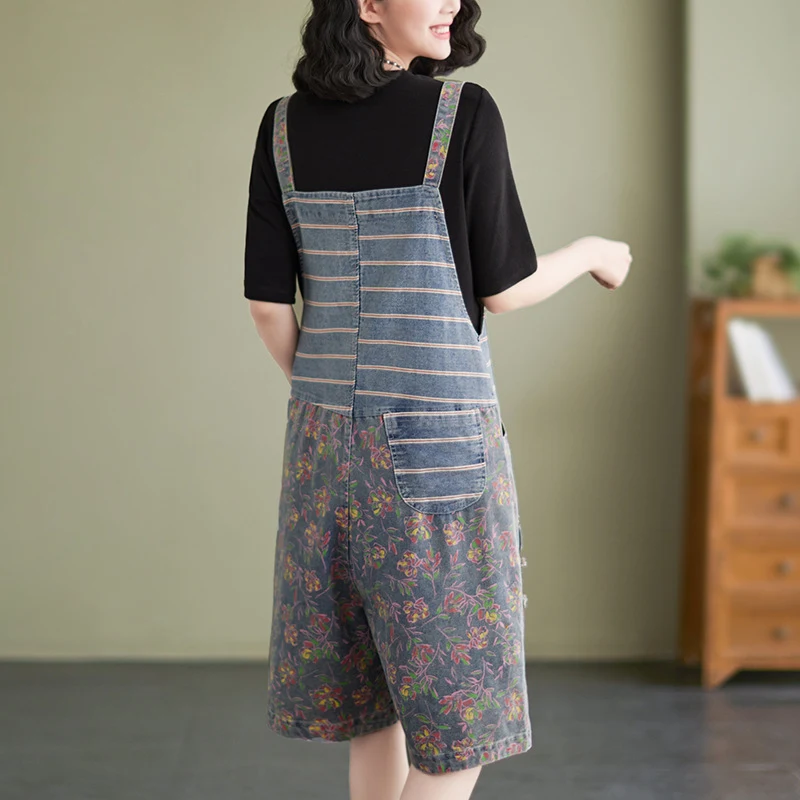 Combinaison cinq pièces ample et mince pour femmes rondes avec bretelles en jean imprimé. Look décontracté et confortable assuré.