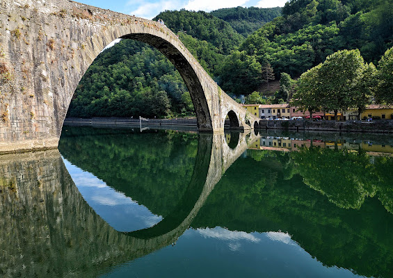 Riflessi del Ponte Maddalena o Diavolo a Borgo a Mozzano di Diana Cimino Cocco