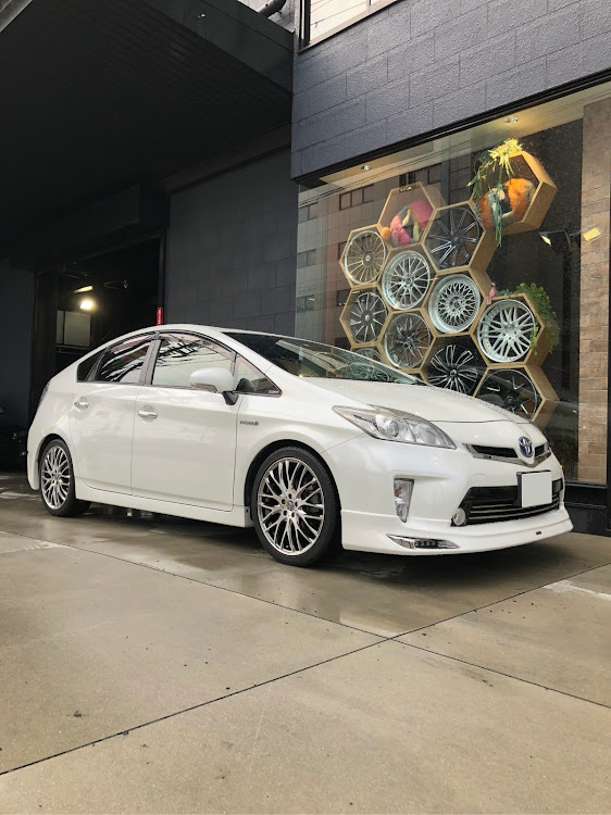 プリウスのKNM PRIUS Family・シックスセンス・カスタムガレージ スパークに関するカスタム事例の投稿画像3枚目