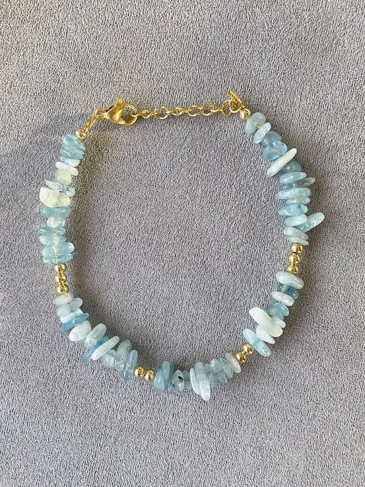 Aquamarijn zoetwater natuursteen grind stiksel ketting. Een natuurlijke en elegante ketting die je outfit compleet maakt en rust uitstraalt.