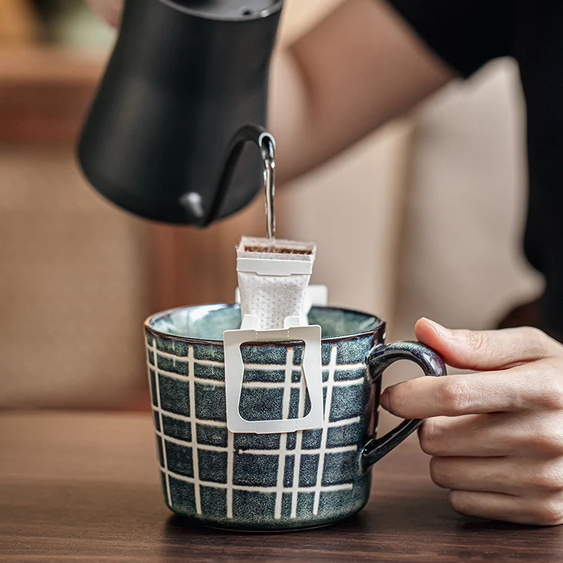 Kreatywny kubek do kawy Line Cup z opaską na kostkę w kształcie litery V. Unikalny design, wygodny chwyt, idealny do codziennej kawy.