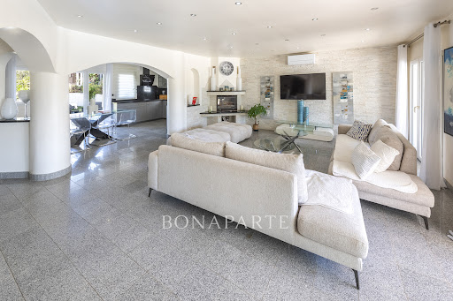 Villa with pool and garden 5