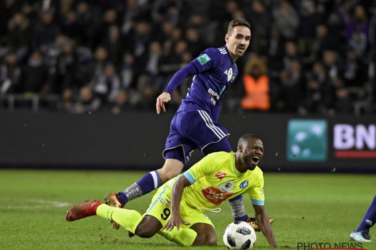 Anderlecht wint knokmatch op desastreus veld met één rake klap (zowat de enige die uitgedeeld werd)