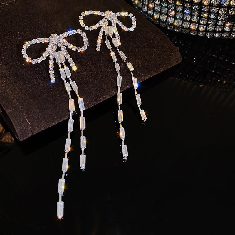 Sterling zilveren naald oorbellen met parels, lichtgewicht en luxueus, voor een gracieuze persoonlijkheid. Elegantie en stijlvol design.