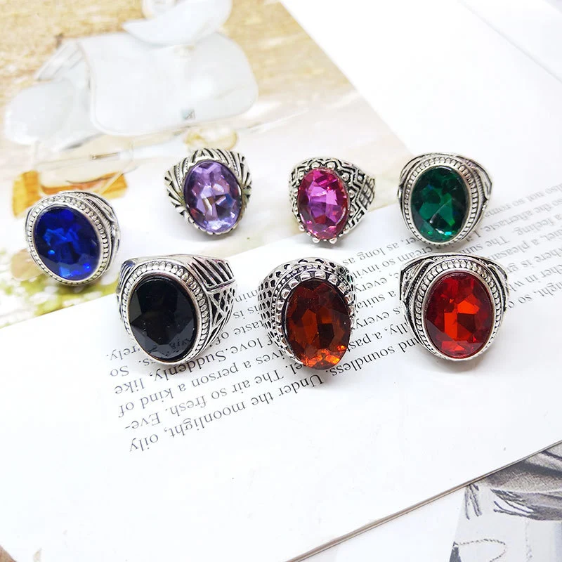 Gemengde glaskristallen edelsteenring. Uniek sieraad voor je vingers, ideaal voor speciale gelegenheden. Dit sieraad garandeert elegantie en stijl.