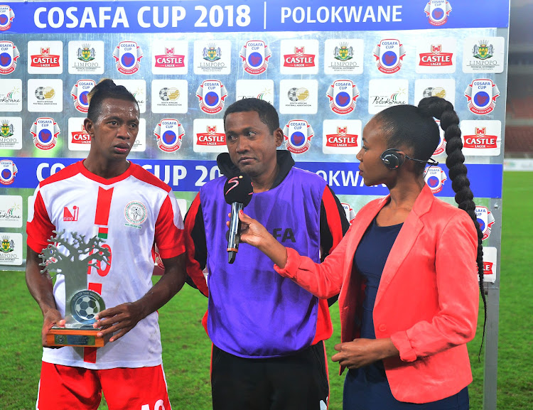 No resolution has been reached in the dispute between Kaizer Chiefs and Fosa Juniors over Madagascar playmaker Andriamirado Andrianarimanana (L).