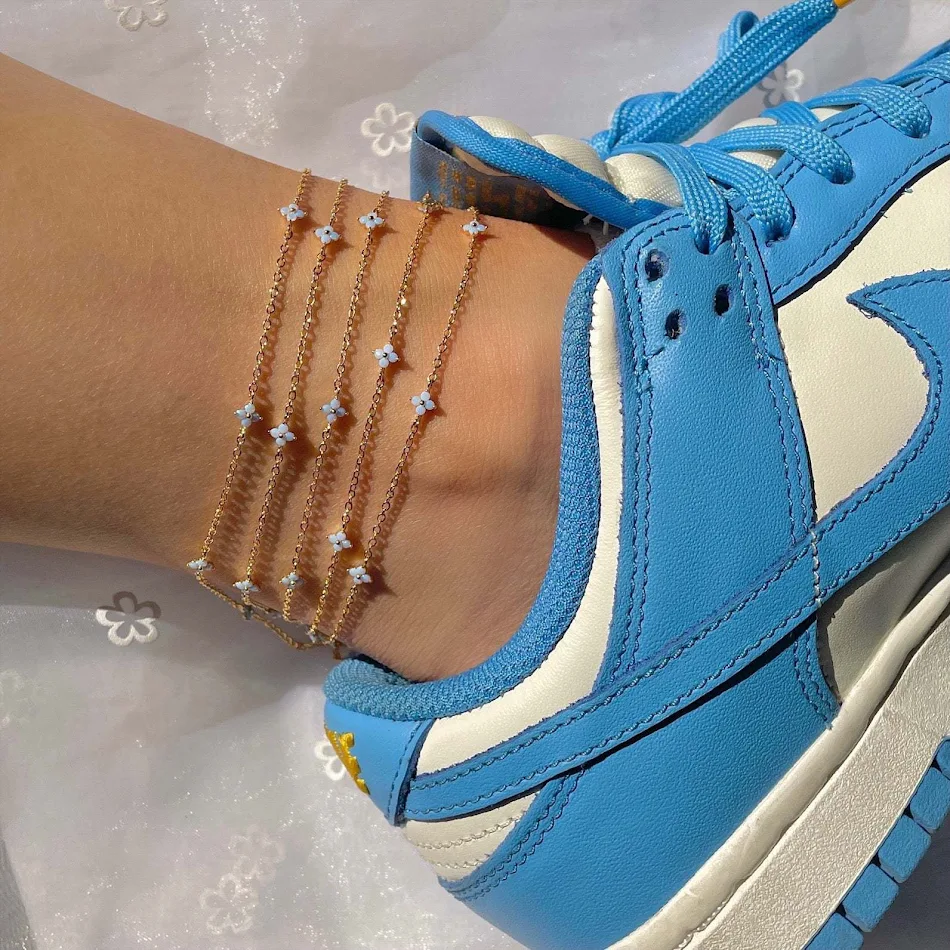 Blauwe bloemen zomer strand enkelbandje. Geniet van de wind en voeg een vleugje zomer toe aan je look, perfect voor stranddagen.
