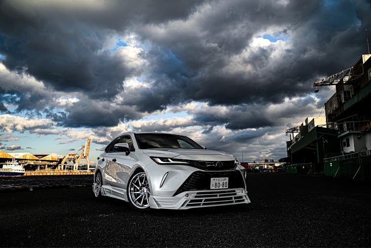 ハリアーの冬の空と愛車に関するカスタム事例の投稿画像1枚目