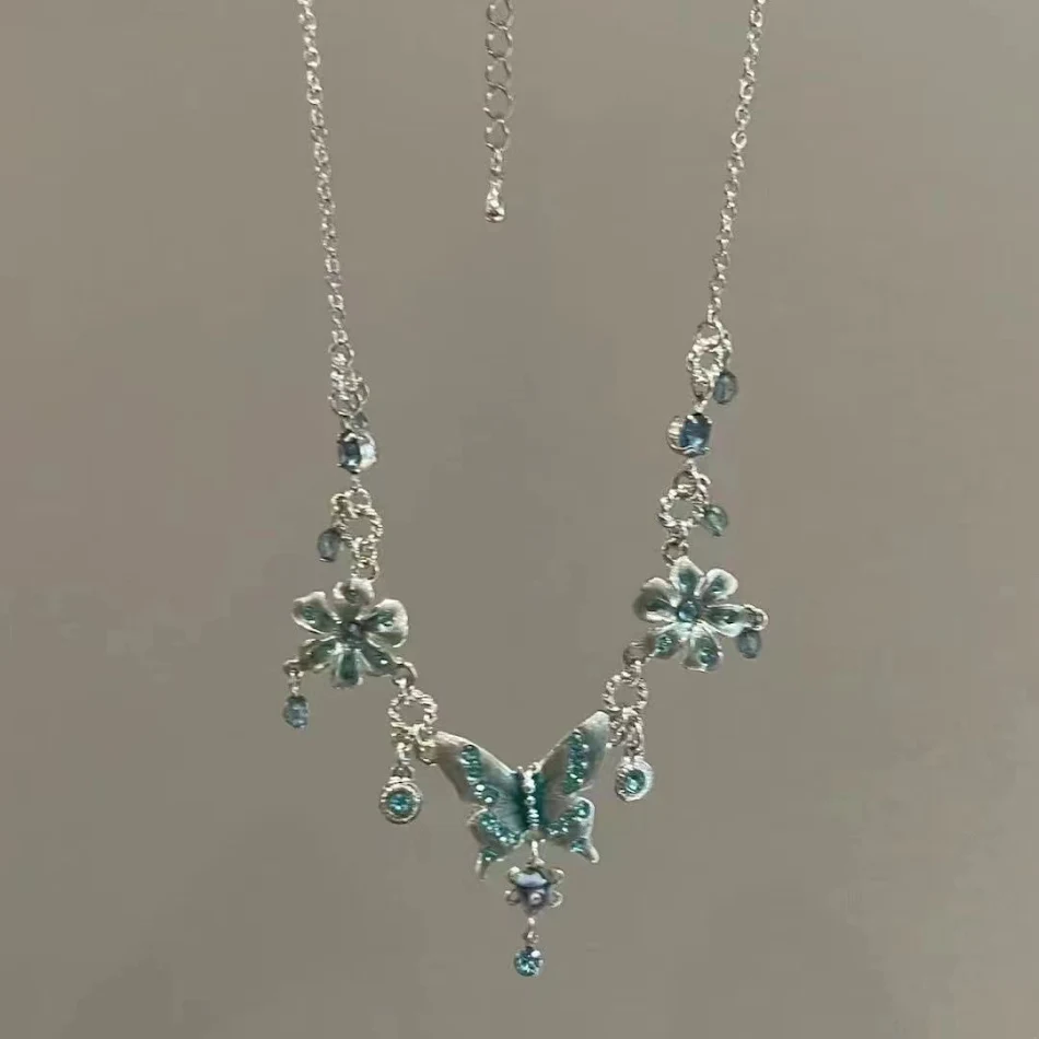 Collier pendentif cristal papillon bleu femme bijou de niche cadeau élégant accessoire de mode unique