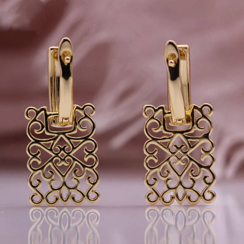 Nouveaux boucles d'oreilles carrées géométriques creuses françaises. Élégance et style assurés pour toutes occasions, légères et parfaites pour sublimer votre look.