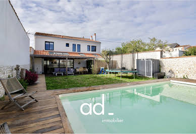 Maison avec piscine et jardin 9