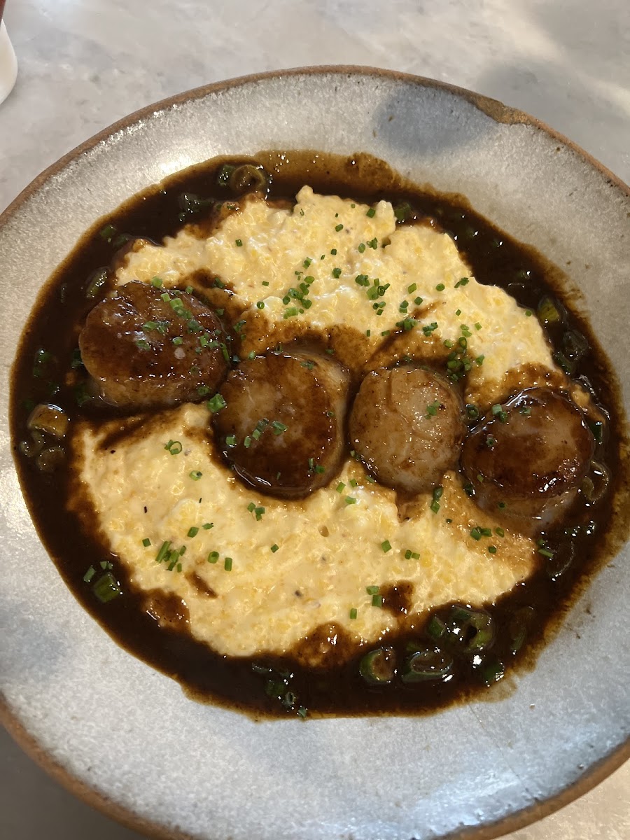 Bbq scallops and grits