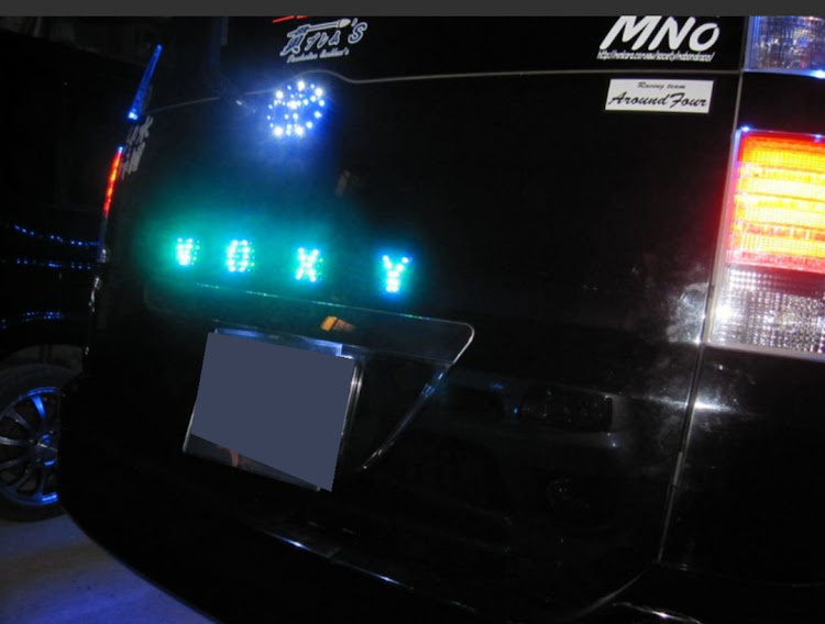 ヴォクシーの車種名エンブレムは有り派・青森県ユーザー・貫ブレムに関するカスタム事例の投稿画像2枚目