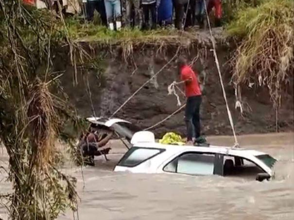 The body of Chief InspectorCyprian Walunya Kasil being retrieved from River Kware.