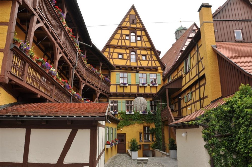 Nördlingen, uma cidade dentro de uma cratera