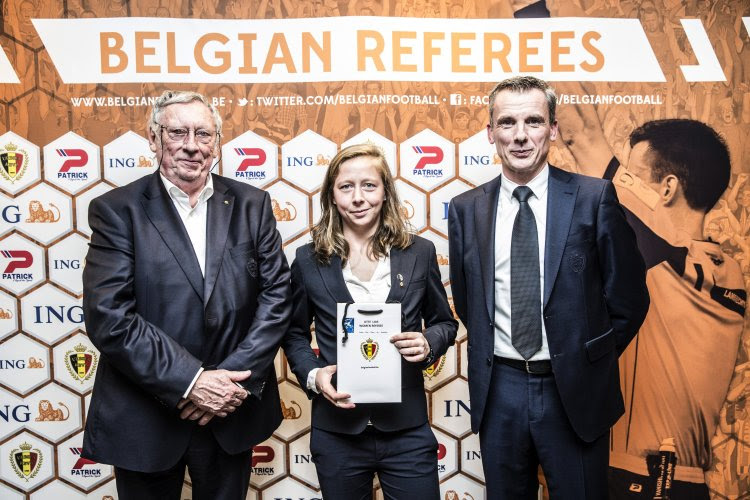 Trois arbitres et quatre assistantes belges reçoivent leur badge FIFA