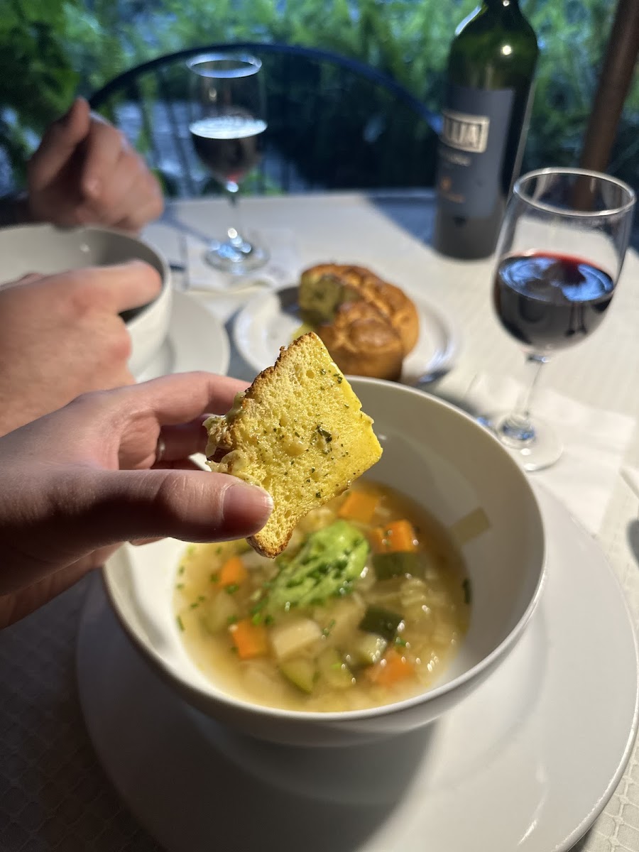 Garlic bread and vegetable soup