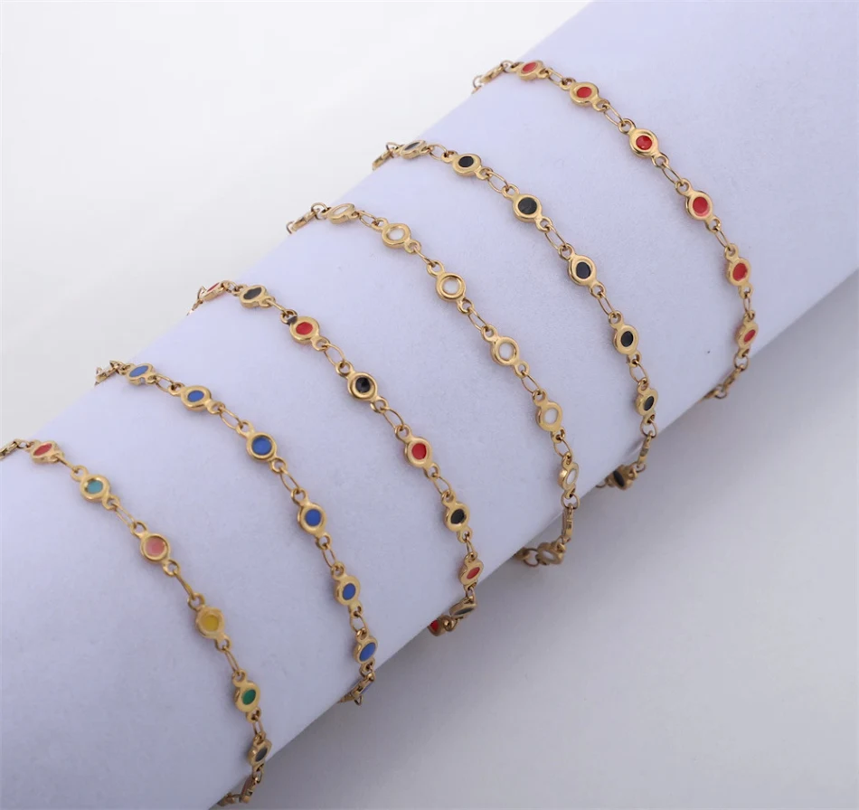 Pulseira artesanal de aço inoxidável com corrente e ouro 18K pingando, um acessório elegante e resistente para complementar seu visual.