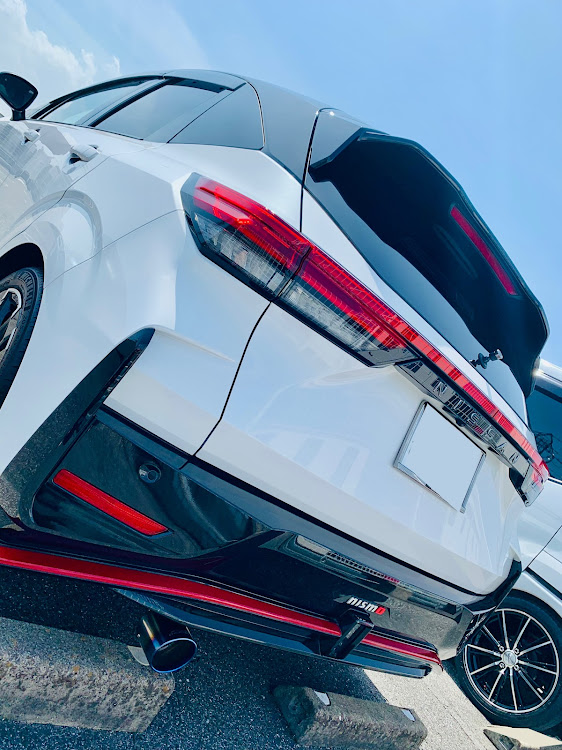 ノート オーラのオーラNISMO・プチカスタム・マフラーカッター・ロッソモデロに関するカスタム事例の投稿画像2枚目