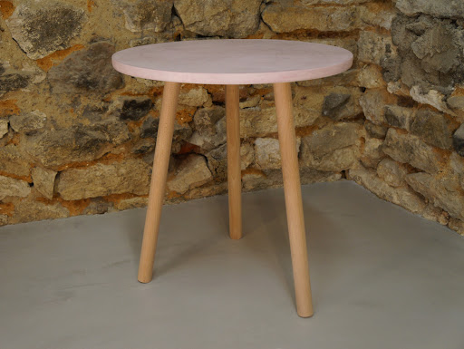 table scandinave en béton ciré rose pastel