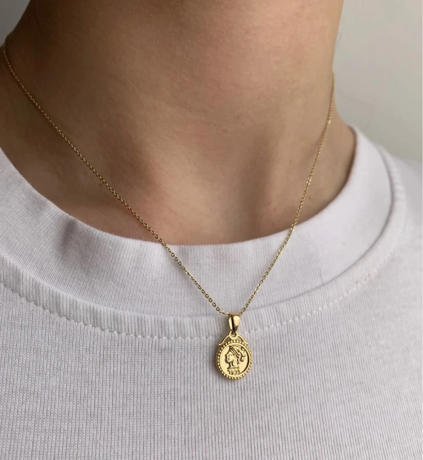 Colar com moeda dourada de retrato em relevo em aço inoxidável para mulheres, um acessório elegante e durável que adiciona um toque de sofisticação ao seu visual.