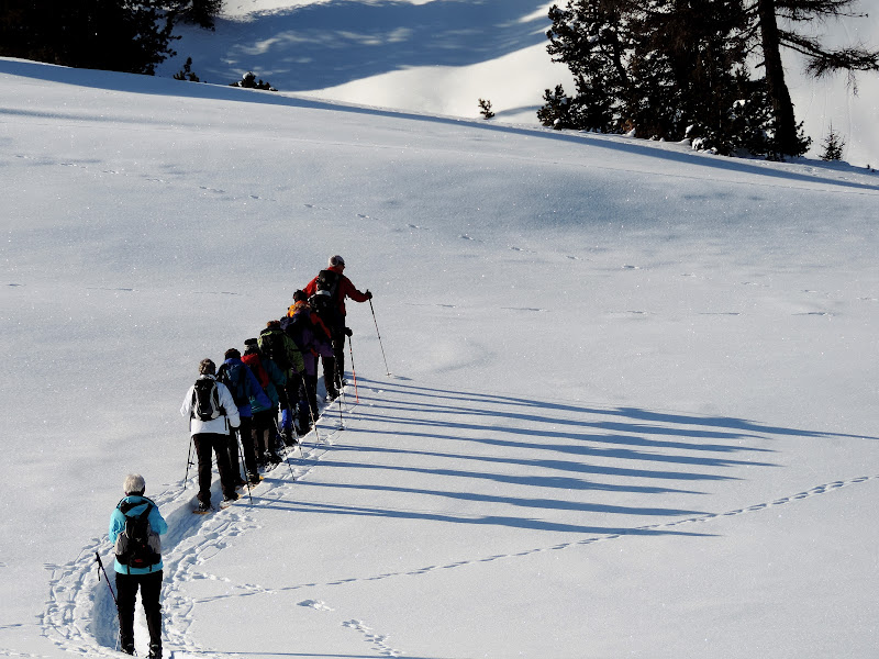 in fila per la ciaspolada di renzo brazzolotto