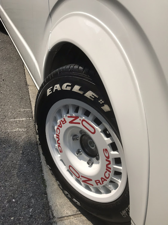 ハイエース スーパーロングのハイエース・ハイエーススーパーロング・オーバーフェンダー・ozホイール・16インチに関するカスタム事例の投稿画像3枚目