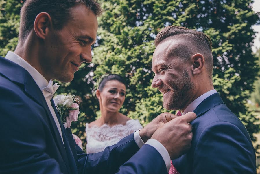 Fotógrafo de casamento Bartosz Kowal (latajacykowal). Foto de 10 de fevereiro 2017