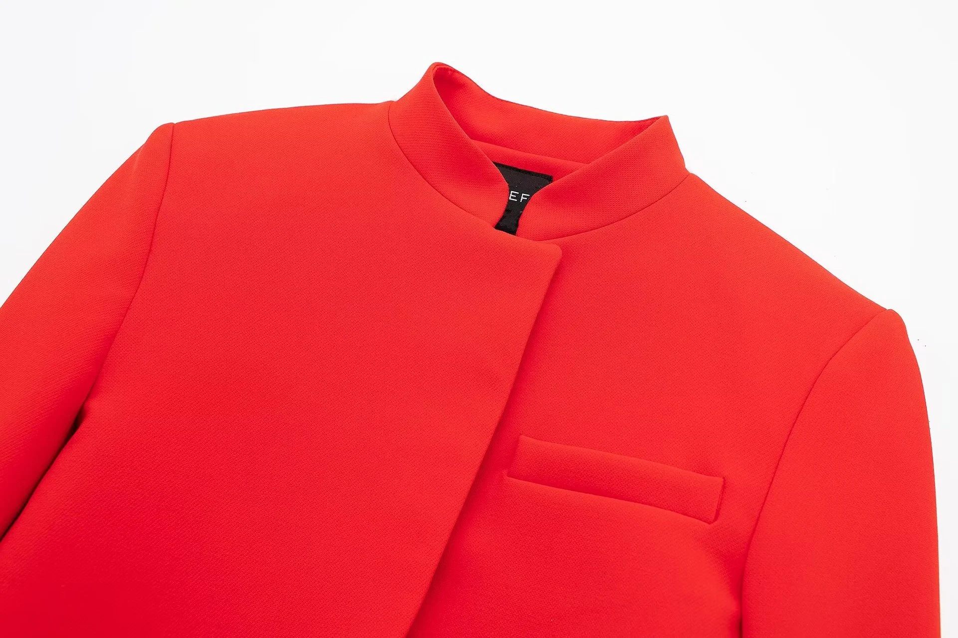 Terno Feminino Curto Slim Fit com Gola Alta Vermelha, Elegante e Moderno, Perfeito para um Look Fashion e Sofisticado.