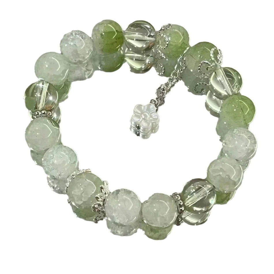 Bracelet femme en verre vert avec fleurs, un accessoire élégant. Rehaussez votre style quotidien avec ce magnifique et accrocheur bracelet à motifs floraux.