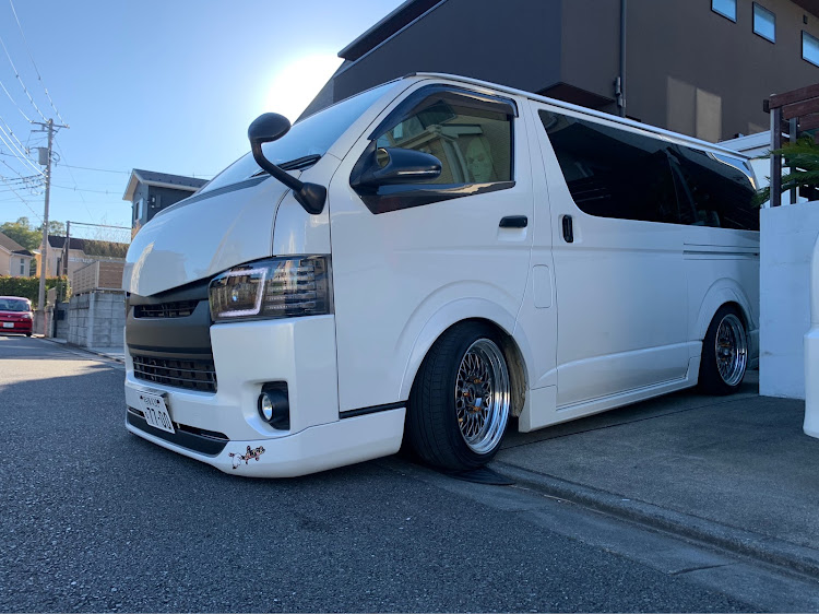 ハイエースバンの駐車場にて・シャコタンに関するカスタム事例の投稿画像1枚目