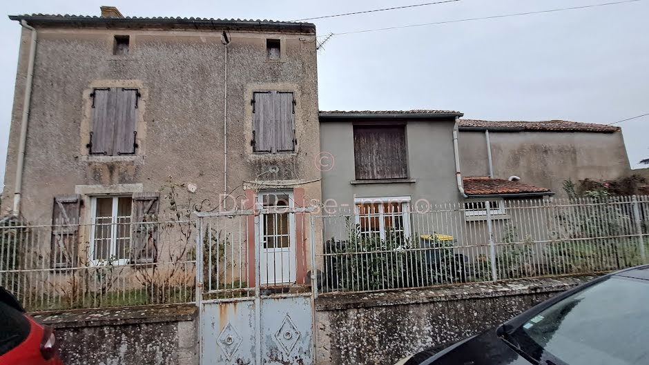 Vente maison 3 pièces 95.8 m² à Airvault (79600), 64 000 €